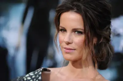 Kate Beckinsale Shines at the Hollywood Premiere of Total Recall