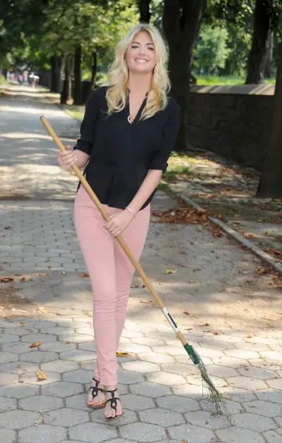 Kate Upton Joins Community Clean-Up in Brooklyn