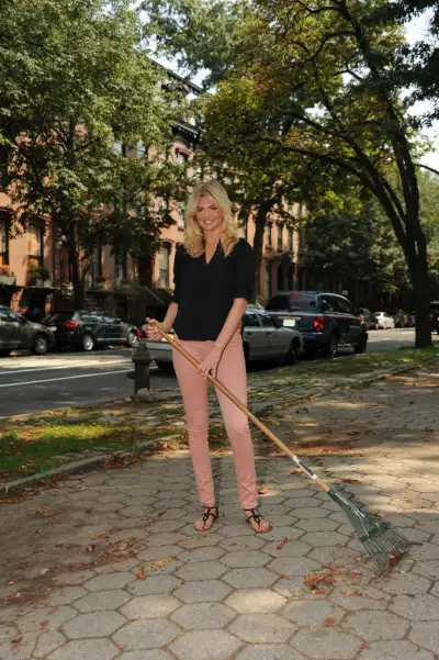 Kate Upton Joins Community Clean-Up in Brooklyn